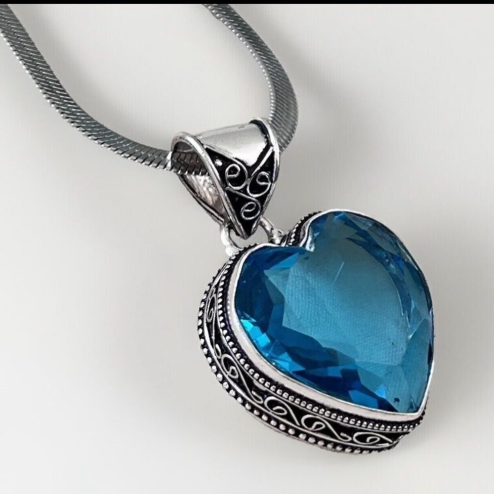 Elegant Blue Heart Pendant Necklace - Picture 3 of 11